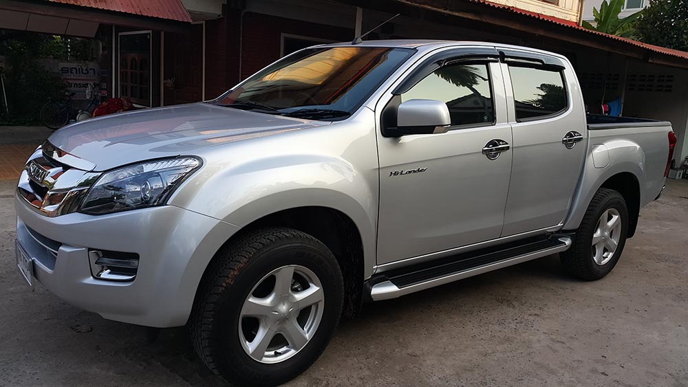 Side view of nissan Almera